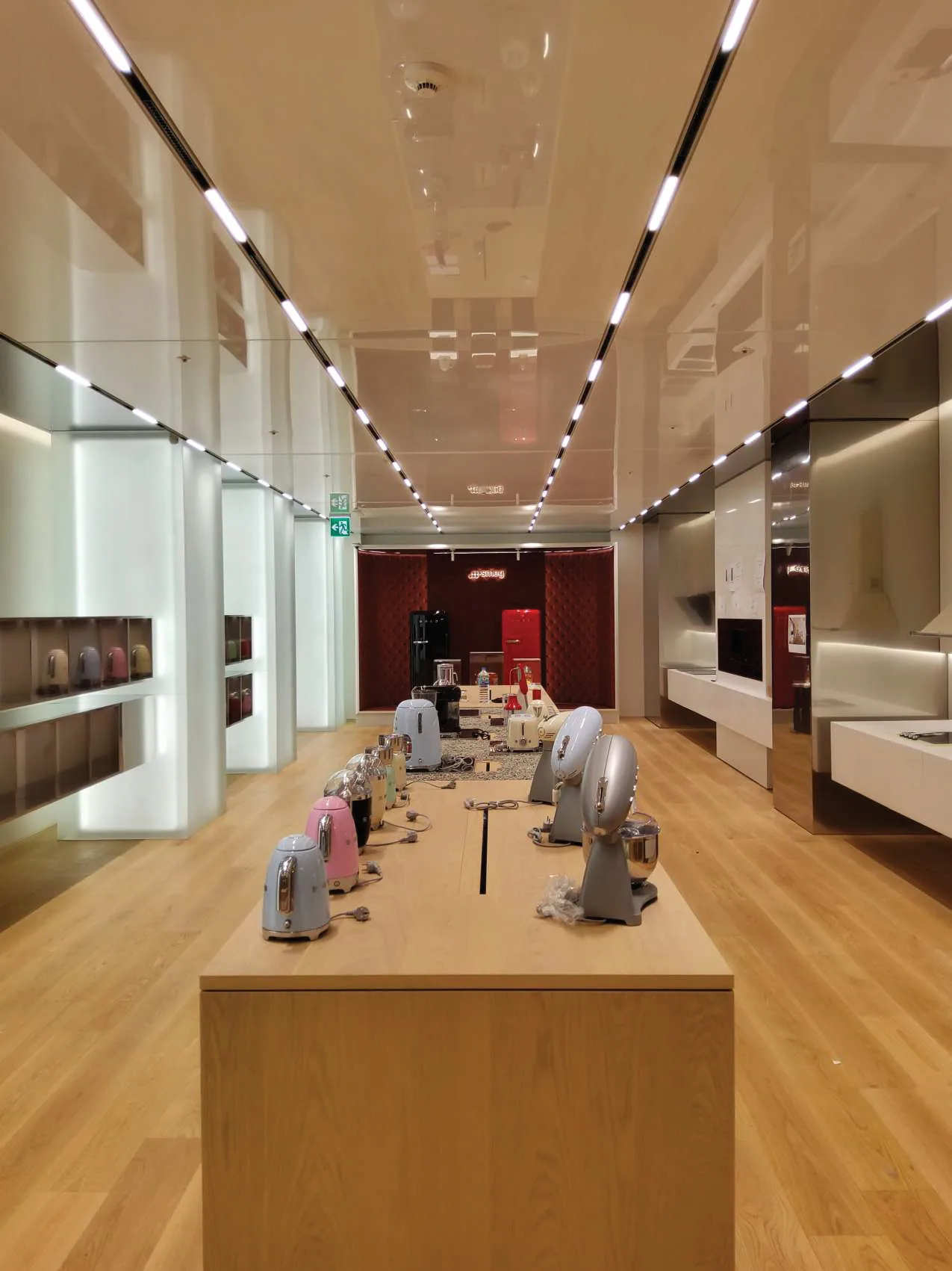 Retail store lit by linear heads on recessed magnetic track