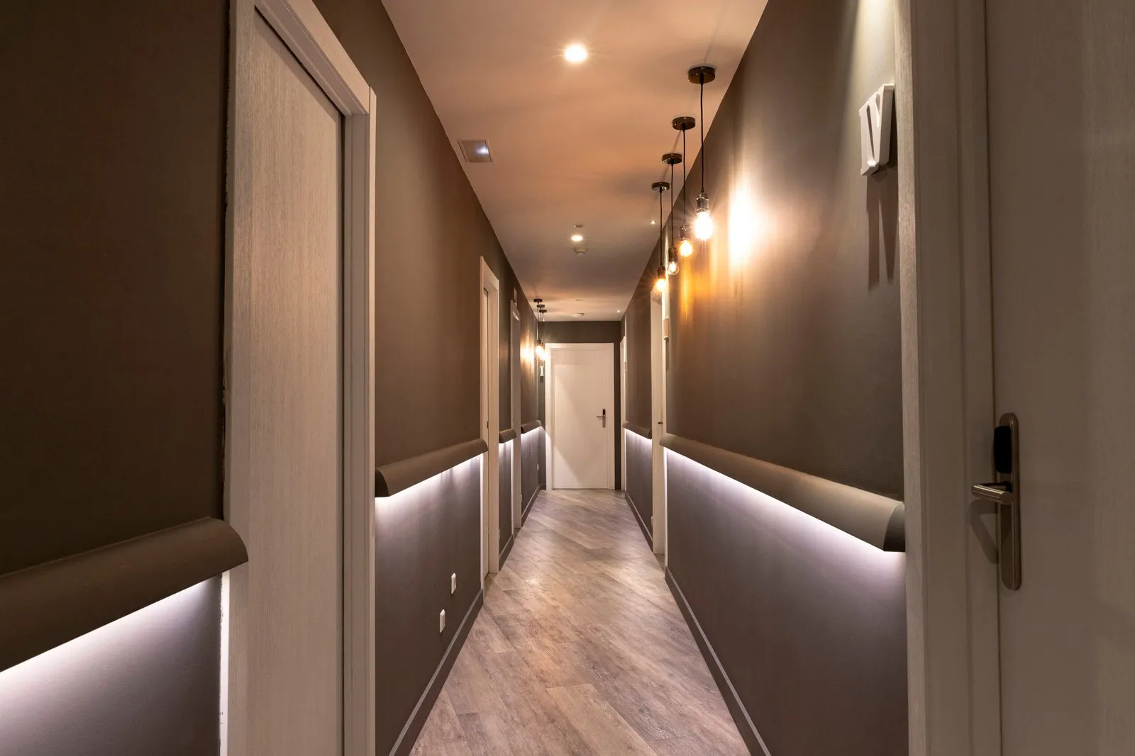 Why Magnetic Track Lighting Works So Well in Modern Interiors