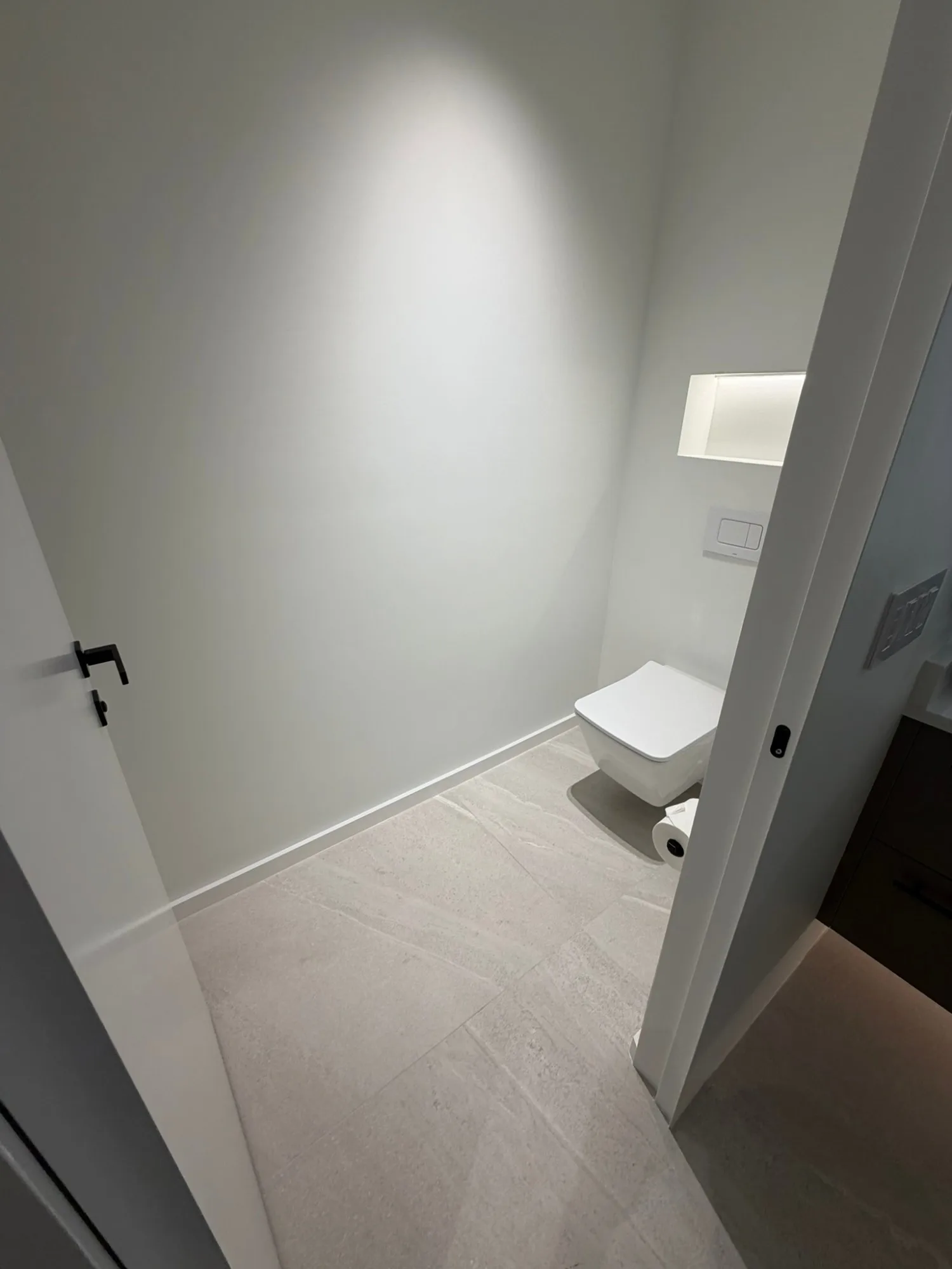 WC with a wall hung pan and a single lit niche
